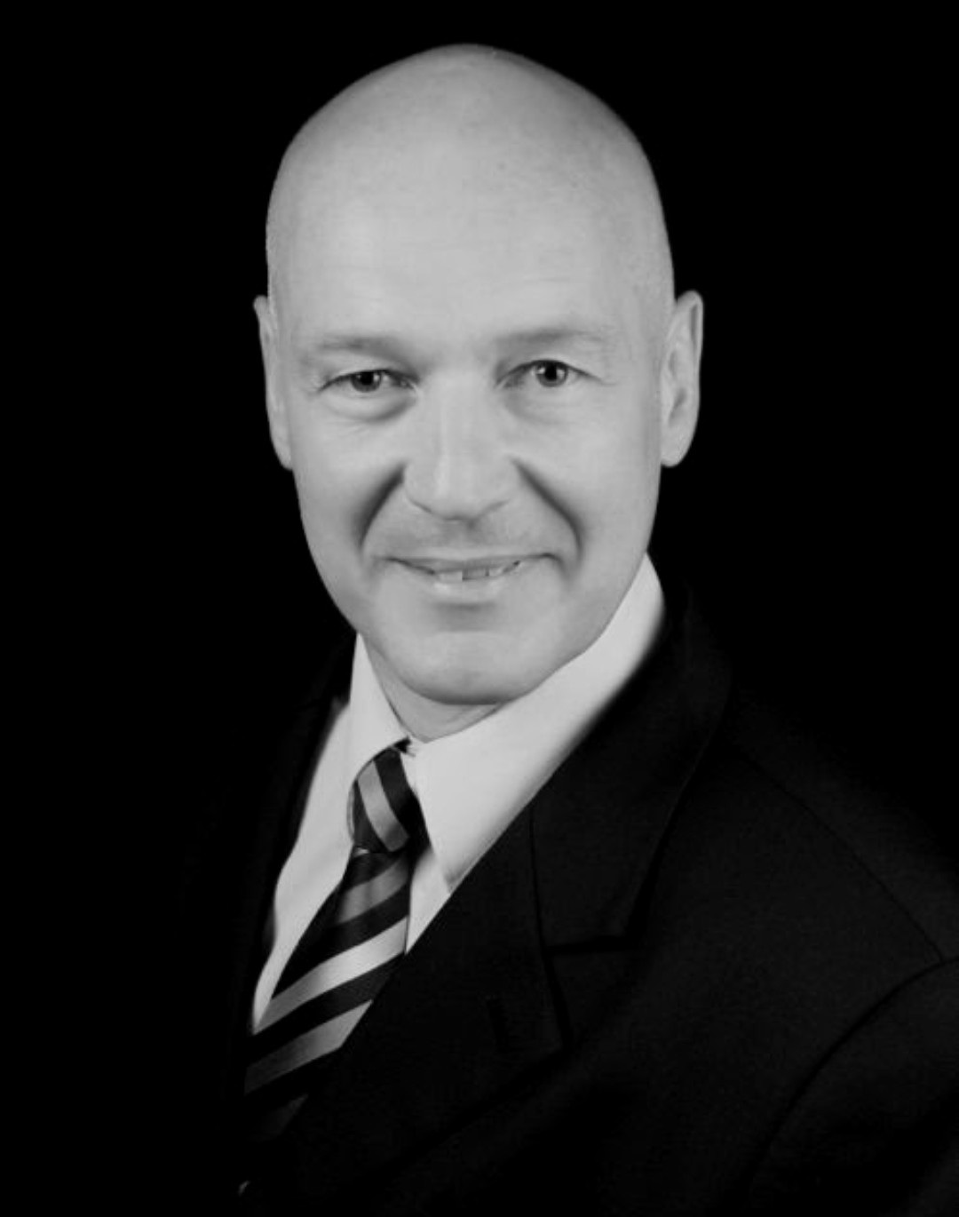 Schwarz-Weiß-Portrait des Gründers